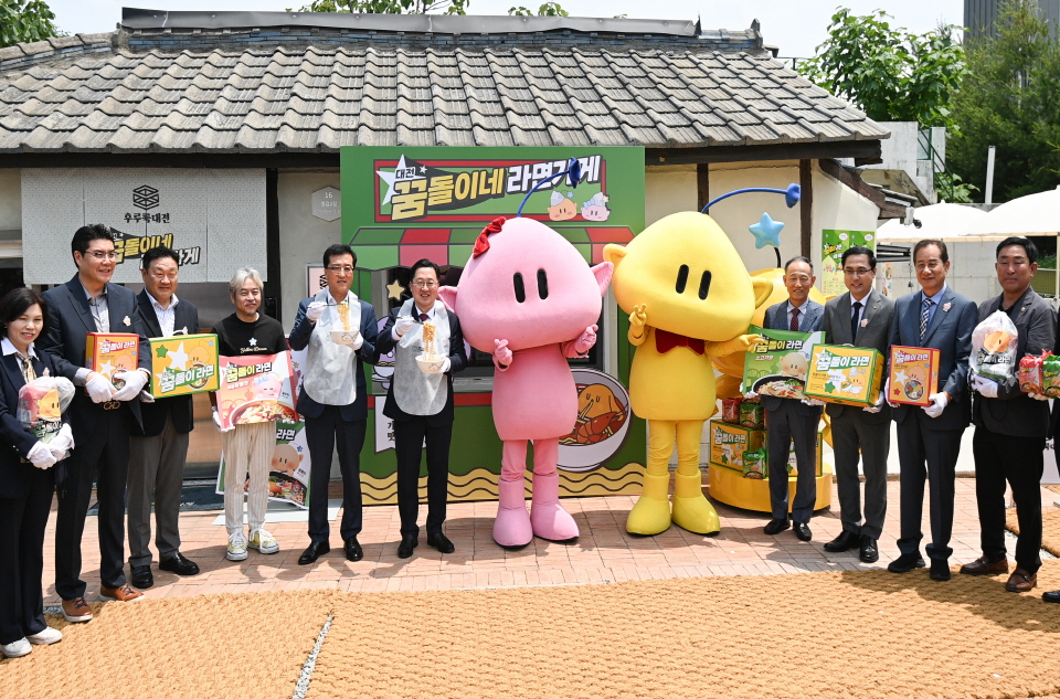 9일 대전 동구 소제동 후루룩 대전에서 꿈돌이네 라면가게 팝업스토어 개관행사가 열려 참석한 내빈들이 기념촬영을 하고 있다. 김주형 기자 kjh2667_@cctoday.co.kr