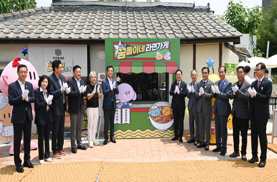 9일 대전 동구 소제동 후루룩 대전에서 꿈돌이네 라면가게 팝업스토어 개관행사가 열려 참석한 내빈들이 현판식을 진행하고 있다. 김주형 기자 kjh2667_@cctoday.co.kr