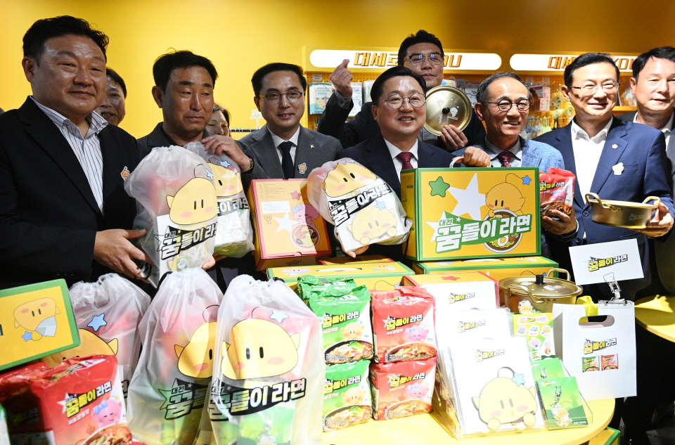 9일 대전 동구 소제동 아트사이트 소제에서 꿈씨 캐릭터 굿즈 팝업전시장 개관행사가 열려 참석한 내빈들이 꿈돌이 라면을 선보이고 있다. 김주형 기자 kjh2667_@cctoday.co.kr