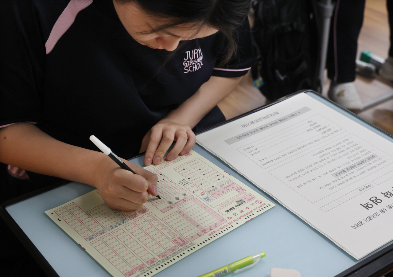 마킹하는 수험생 [연합뉴스 자료사진]