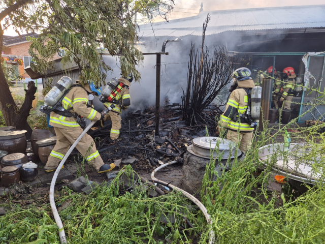 청양군 청양읍 적누리단독주택에서 발생한 화재 현장에서 단독경보형감지기의 조기 작동으로 80대 고령 여성이 무사히 대피해 인명피해를 막았다.