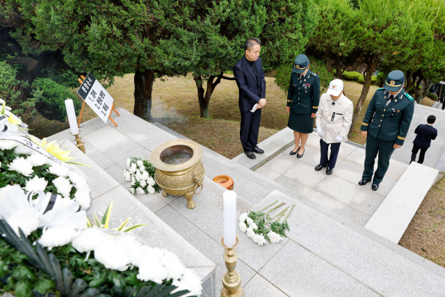이종선(가운데) 예비역 소령이 충혼탑에서 헌화하고 있다. 단양군 제공