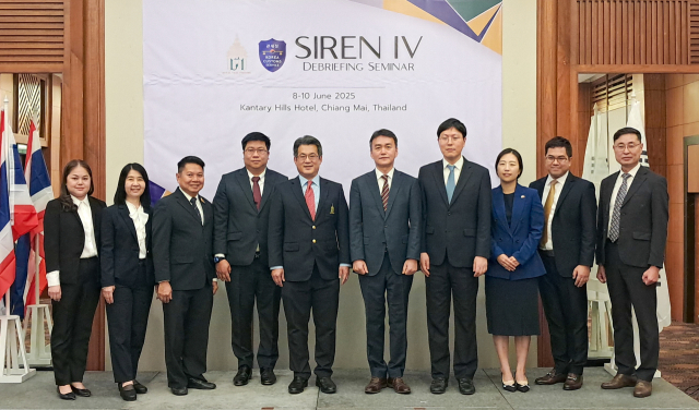 이종욱 관세청 조사국장(왼쪽에서 여섯번째)이 9일 태국 치앙마이에서 열린 ‘제4차 한·태 마약 합동단속 성과보고회’를 마친 뒤 참석자들과 기념 촬영하고 있다. 관세청 제공