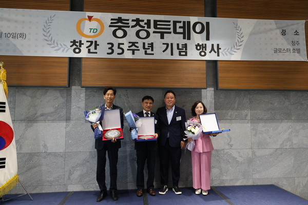 ▲ 강전섭 충북문화원연합회장, 오병일 충북과학기술혁신원 경영본부장, 이재숙 전 청주시 흥덕구청장이 감사패를 받았다.