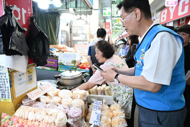 10일 김제선 대전 중구청장은 중구통 출시기념 사용체험 및 일회용품 줄이기 교환행사에 참여했다. 대전 중구 제공.