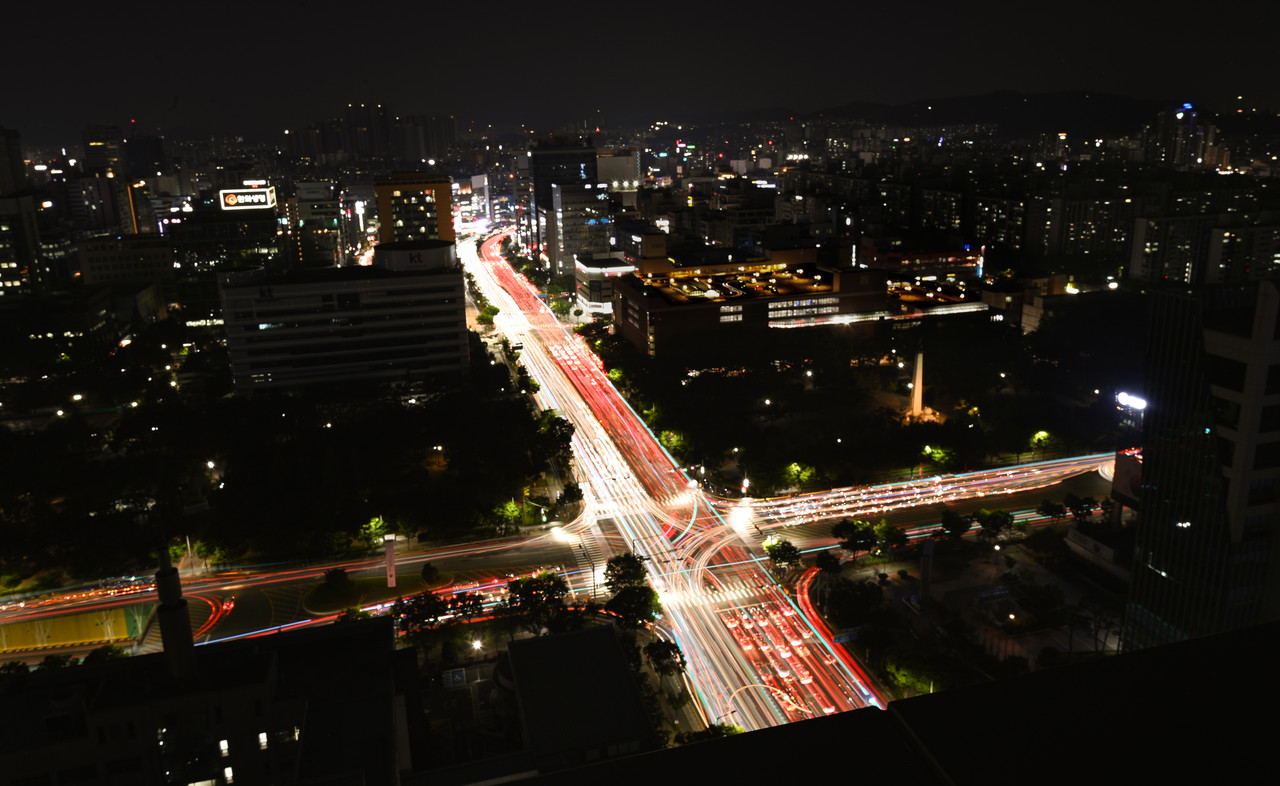 지역사회의 동반자이자 감시자 역할을 수행해온 충청투데이가 어느덧 창간 35주년을 맞이했습니다. 충청투데이는 정론직필이라는 사시 아래 지역 사회의 다양한 목소리를 담고, 작은 소리에도 귀 기울여 지역민과 함께 호흡해왔습니다. 도로를 따라 흐르는 빛의 궤적 처럼 충청권을 하나로 연결해 밝은 미래를 밝혀 나가겠습니다. 김주형 기자 kjh2667_@cctoday.co,kr