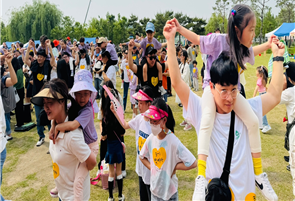 충남 천안 두정동 소재 늘푸른유치원(원장 김연희)은 최근 온 가족이 함께 모여 지속 가능한 지구 환경을 위한 실천을 함께 나누는 ‘그린 뮤직 N 아나바다’ 행사를 개최했다.
