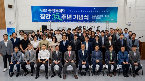 창간 35주년을 맞은 중부권 최대 일간신문 충청투데이는 11일 대전본사 지하 1층에서 창간 35주년 기념식을 진행했다. 창간 기념식 후 임직원들이 기념촬영을 하고 있다. 사진=황영택 기자