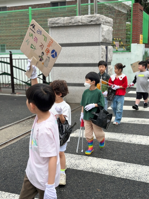 ▲ 유아와 초등학생이 함께 플로깅 하는 모습.  대전교육청 제공