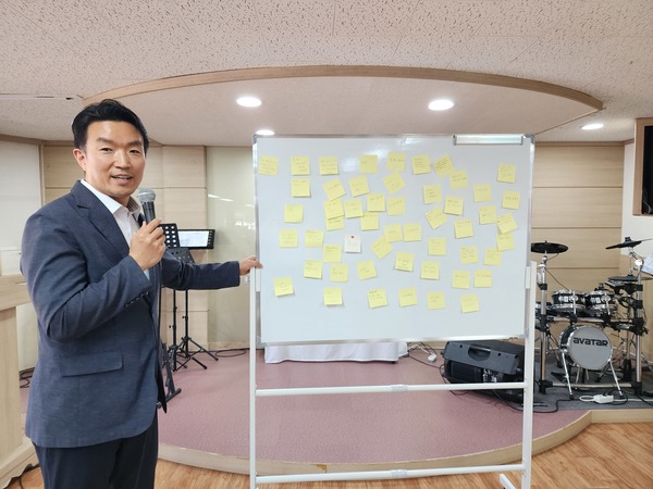 온양노인복지센터(센터장 홍지우)가 최근 생활지원사 53명이 참가한 가운데 노인맞춤돌봄서비스 종사자 역량강화교육을 진행했다.