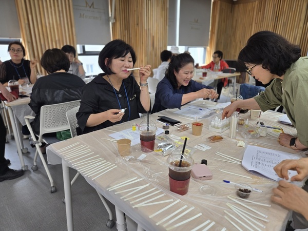 독거노인맞춤돌봄 업무를 행하면서 시간을 쪼개고 재능을 기부하며 항상 낮은 자세로 봉사를 실천하는 헤어어벤져스팀은 지난달 말 신불당 아트센터에서 개최되는 ‘2025년 사회복지 자원봉사 희망나눔 전문가 교육 및 간담회’에 참석했다.