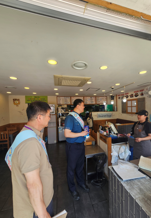 서천경찰서 직원이 관내 식당을 찾아 노쇼사기 예방 홍보활동을 전개하고 있는 모습.사진=서천경찰서 제공.