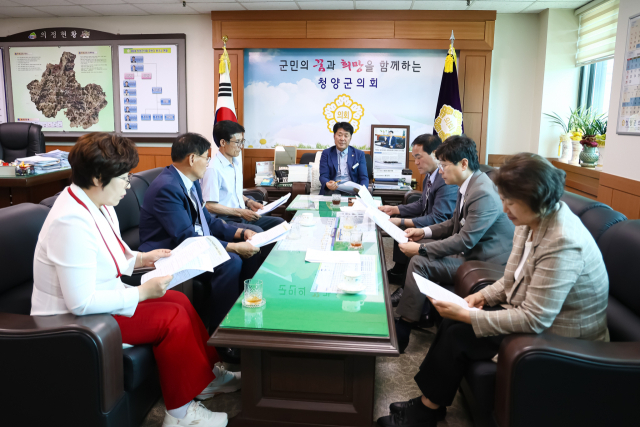 청양군의회가 최근 청양지역 학교에서 발생한 학교폭력 사건과 관련해 의원 간담회를 갖고 있다.