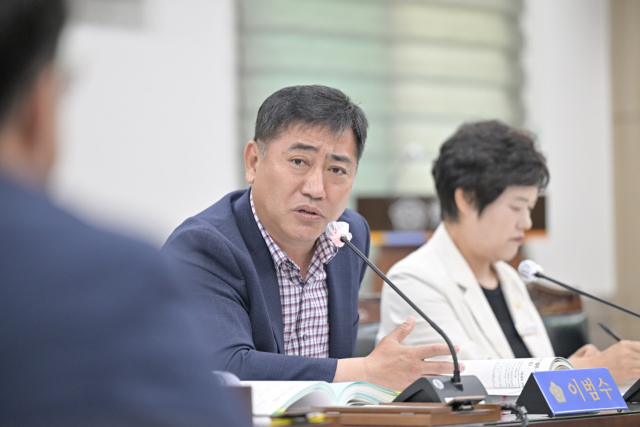 공주시의회 이범수 의원의 질의 모습.사진=김익환 기자