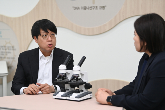 정유정 충청투데이 부실장과 한국생명공학연구원 유전자세포치료 전략연구단 김승현 전임연구원이 4일 한국생명공학연구원에서 대담을 하고 있다. 김주형 기자 kjh2667_@cctoday.co.kr