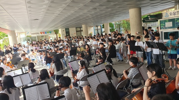 대전 외삼초 등굣길합주부가 연주를 하고 있다.