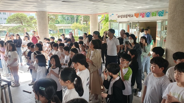 대전 외삼초 등굣길합주부가 연주를 하고 있다.