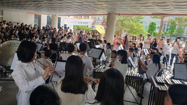 대전 외삼초 등굣길합주부가 연주를 하고 있다.