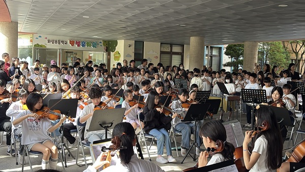 대전 외삼초 등굣길합주부가 연주를 하고 있다.