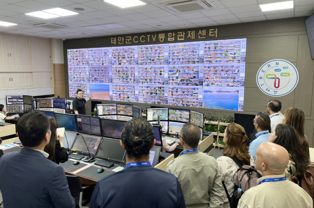 지난 12일 태안군청 및 CCTV 통합관제센터를 방문한 도미니카공화국 관계자들 모습. 태안군 제공