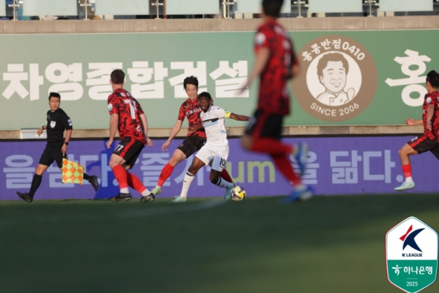 8일 김포솔터축구장에서 진행된 ‘하나은행 K리그2 2025’ 15라운드 김포FC와 천안시티FC의 경기 모습. 천안 툰가라와 김포 박경록이 경합하고 있다. 한국프로축구연맹 제공.