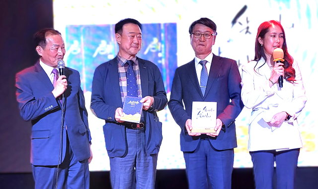 왼쪽부터 김용주 몽골 후레정보통신대 교수, 이재복 몽골 후레정보통신대 부총장, 신영권 세종학당 파견 교사. 사진 배재대 제공