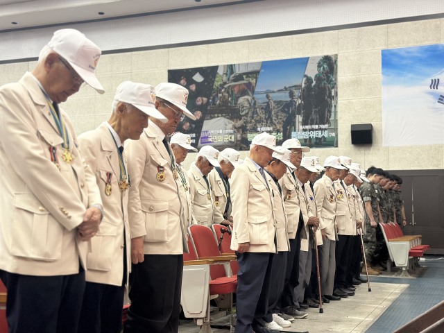 13일 육군 제32보병사단에서 진행된 참천용사 초청행사에서 참전유공자와 현역 장병들이 호국영령에 대한 묵념을 하고 있다. 사진=함성곤 기자