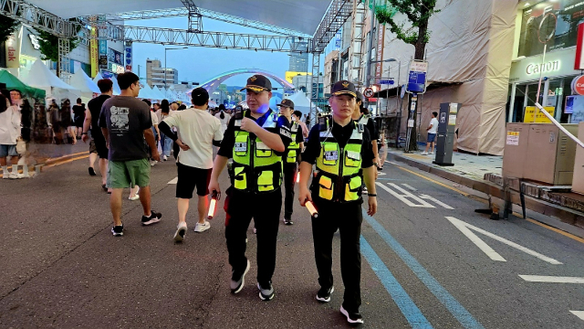 대전중구 자율방범연합대가 ‘라져’를 활용해 지역축제기간 시민들의 안전을 위한 순찰활동을 벌이고 있다. 아이디스파워텔 제공