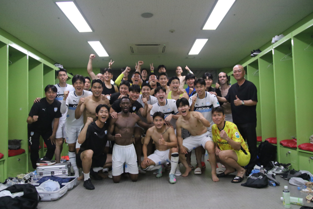 14일 오후 이순신종합운동장에서 치러진 ‘하나은행 K리그2 2025’ 16라운드 충남아산FC와 천안시티FC의 경기는 원정팀 천안의 1대 0 승리로 끝났다. 천안선수들이 경기 후 단체사진을 찍고 있다. 한국프로축구연맹 제공.