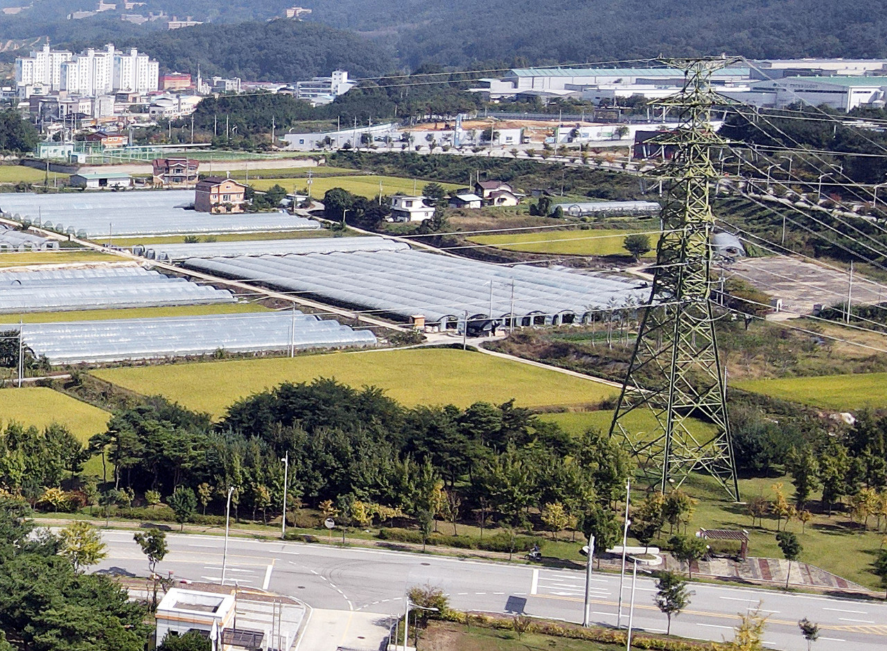 충북 음성군은 2026년까지 287억 원을 들여 충북혁신도시 일대 송전선로 지중화 사업이 추진된다고 5일 밝혔다. 사진은 충북혁신도시에 있는 송전선로. 2023.1.5 [음성군 제공. 재판매 및 DB 금지]