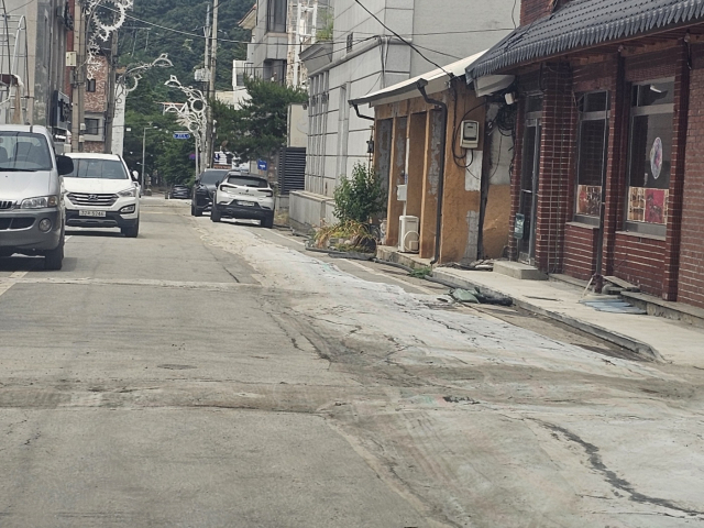 상수도 배관 교체 공사를 마친 뒤 골재 포설 및 부직포를 설치한 모습이다.사진=김의상 기자