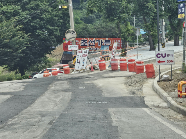수안보다목적 체육관~성당 사입 수도 관로 공사를 마무리하고 임시포장을 했는데 평탄성이 거칠어 도로를 주행하는 차량들이 불편을 호소하고 있다.사진=김의상 기자