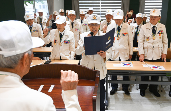 16일 대전 동구 보훈회관에서 열린 6·25전쟁 제75주년 위로연 및 안보결의대회에서 참전유공자들이 안보결의문 낭독을 하고 있다. 김주형 기자 kjh2667_@cctoday.co.kr