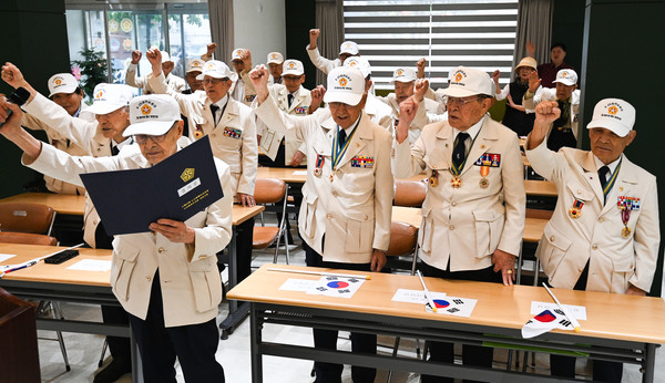 16일 대전 동구 보훈회관에서 열린 6·25전쟁 제75주년 위로연 및 안보결의대회에서 참전유공자들이 안보결의문 낭독을 하고 있다. 김주형 기자 kjh2667_@cctoday.co.kr