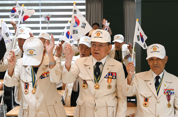 16일 대전 동구 보훈회관에서 열린 6·25전쟁 제75주년 위로연 및 안보결의대회에서 참전유공자들이 안보결의문 낭독을 하고 있다. 김주형 기자 kjh2667_@cctoday.co.kr