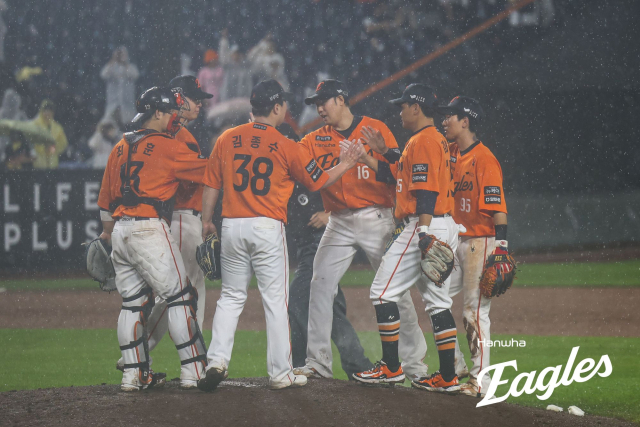 15일 LG전 홈경기 종료 후 선수단.한화이글스 제공.