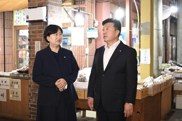 최재구 예산군수(오른쪽)와 김곡미 충남콘텐츠진흥원장이 예산시장에서 시장 활성화 방안에 대해 이야기 나누고 있다. 예산군 제공