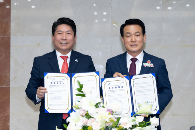 김창규 제천시장(왼쪽)과 백성현 논산시장./제천시 제공