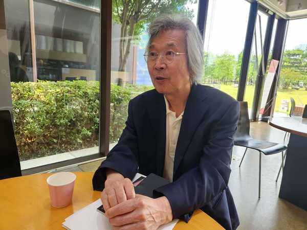 신중덕 작가가 자신의 작품을 설명하고 있다. 사진=김지현 기자