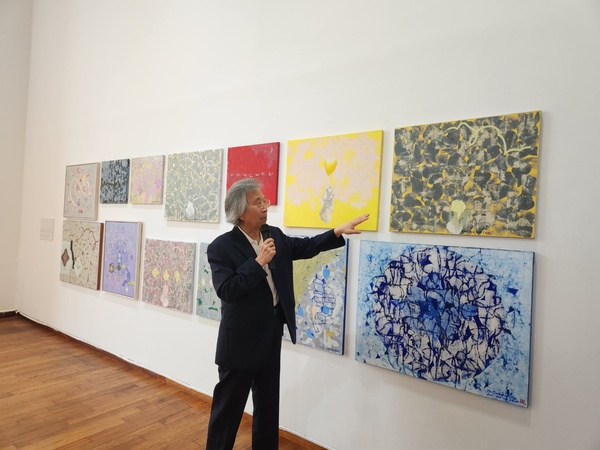 신중덕 작가가 자신의 작품을 설명하고 있다. 사진=김지현 기자