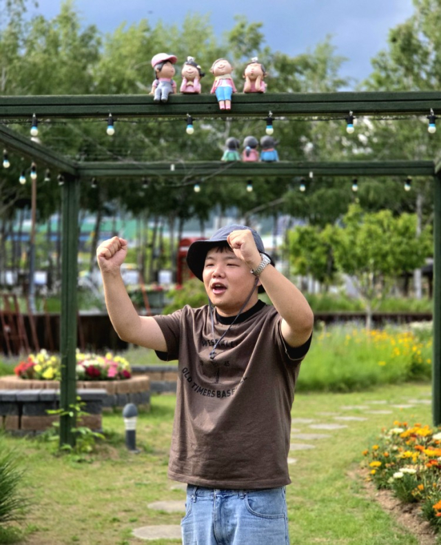 곽튜브가 지난 15일 제천한방엑스포공원에서 ‘2025한방천연물산업엑스포’ 홍보 영상을 촬영하고 있다./제천=이대현 기자