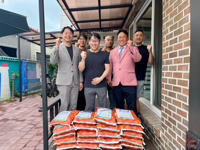 서충주라이온스클럽 김병석 (오른쪽)회장 취임 첫 공식 나눔 활동으로 남자단기청소년쉼터에 쌀 나눔 봉사를 가졌다.사진=남자단기청소년쉼터