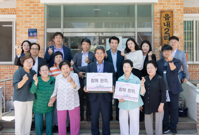 청양군이 ‘청양형 다-돌봄’ 체계의 일환으로 경로당 어르신을 위한 건강 먹거리 돌봄 시범사업을 본격 추진한다.