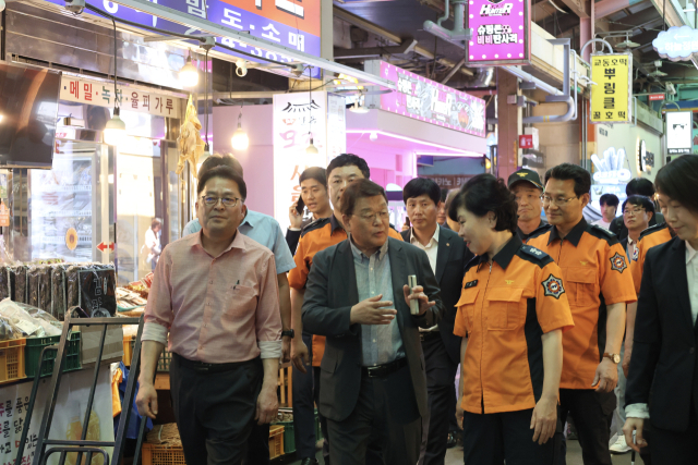 소상공인시장진흥공단은 박성효 소진공 이사장이 전주 남부시장에서 전북특별자치도소방본부와 함께 ‘안전한 전통시장 만들기’ 시범사업 완료보고회를 개최했다고 18일 밝혔다. 소상공인시장진흥공단 제공