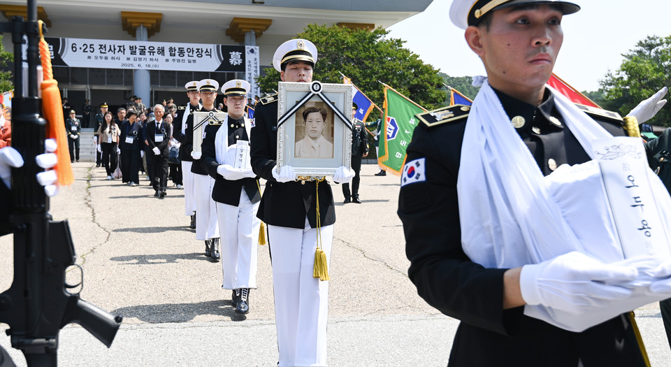 18일 대전 유성구 국립대전현충원에서 열린 6·25전사자 발굴유해 합동안장식에서 故 오두영 하사와 김영기 하사, 주영진 일병의 영현이 봉송되고 있다. 김주형 기자 kjh2667_@cctoday.co.kr