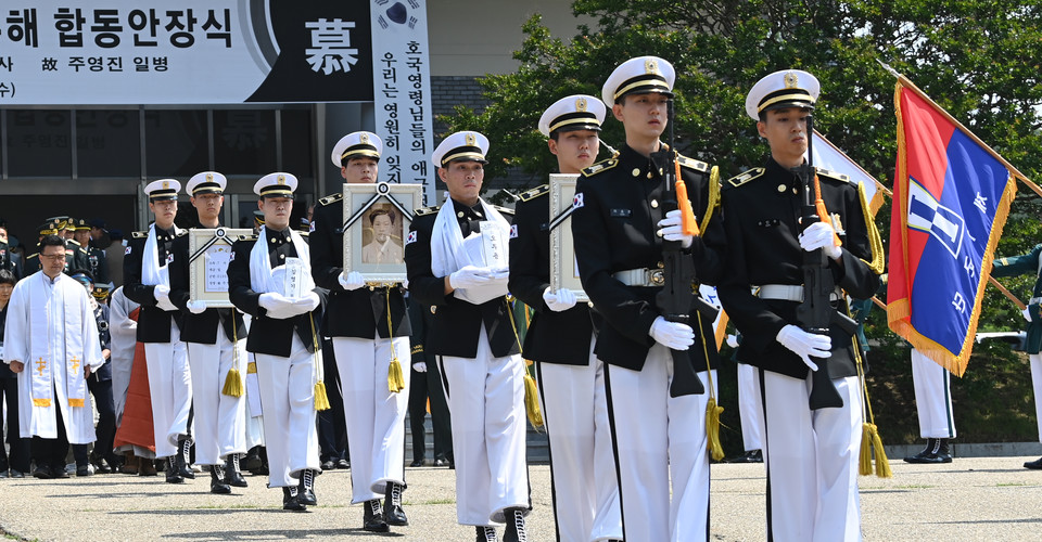 18일 대전 유성구 국립대전현충원에서 열린 6·25전사자 발굴유해 합동안장식에서 故 오두영 하사와 김영기 하사, 주영진 일병의 영현이 봉송되고 있다. 김주형 기자 kjh2667_@cctoday.co.kr