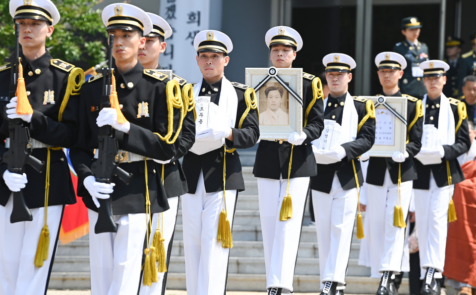 18일 대전 유성구 국립대전현충원에서 열린 6·25전사자 발굴유해 합동안장식에서 故 오두영 하사와 김영기 하사, 주영진 일병의 영현이 봉송되고 있다. 김주형 기자 kjh2667_@cctoday.co.kr