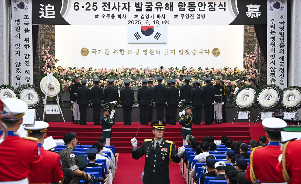 18일 대전 유성구 국립대전현충원에서 열린 6·25전사자 발굴유해 합동안장식에서 참석자들이 헌화를 하고 있다. 김주형 기자 kjh2667_@cctoday.co.kr
