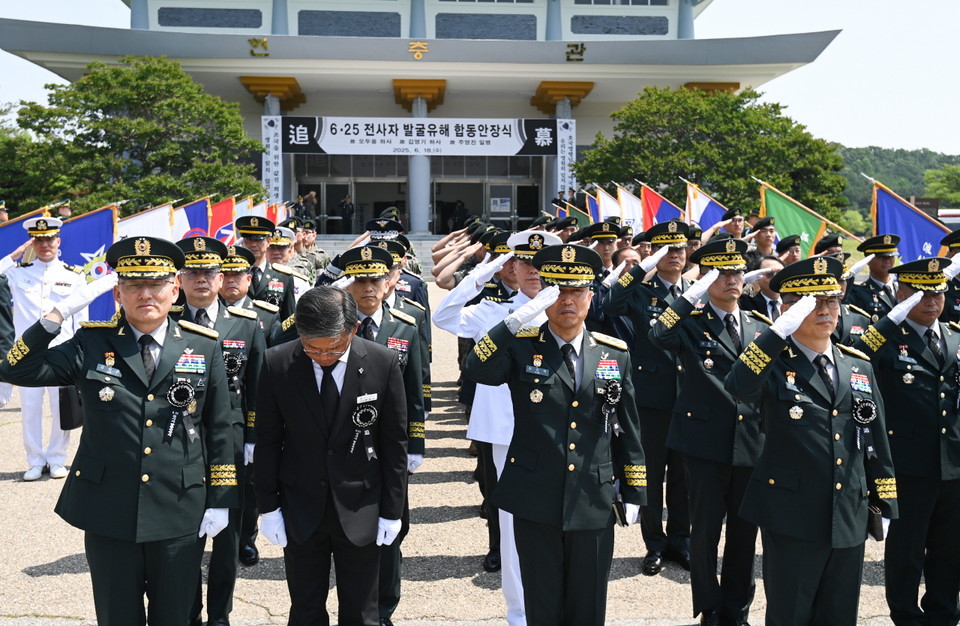 18일 대전 유성구 국립대전현충원에서 열린 6·25전사자 발굴유해 합동안장식에서 참석자들이 경례를 하고 있다. 김주형 기자 kjh2667_@cctoday.co.kr