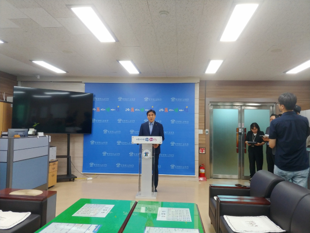 최동하 충북도교육청 기획국장이 18일 도교육청 브리핑실에서 ‘학교안전강화 종합 대책’에 대해 설명하고 있다. 충북도교육청 제공